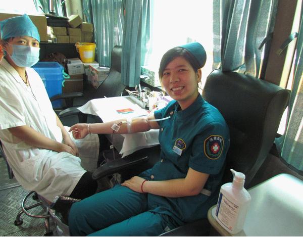 我院医护人员参与献血活动