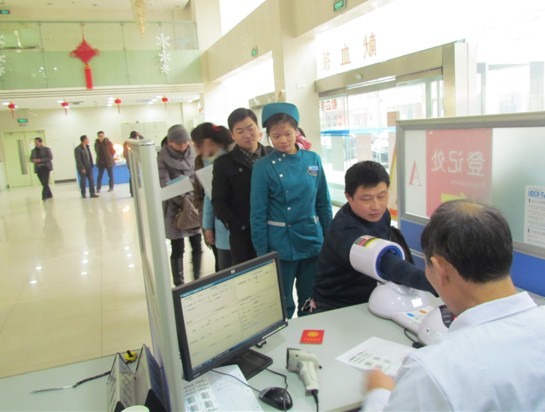 供血告急 救死扶伤 医务人员撸袖子无偿献血