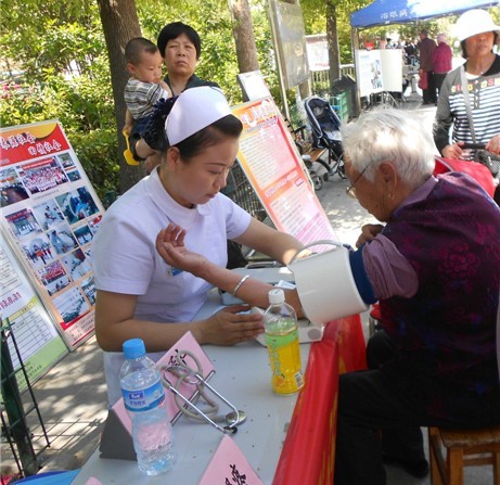 “卫生进社区,相约健康行”二期”
——郑州仁济医院义诊活动走进郑州文庙文化广场