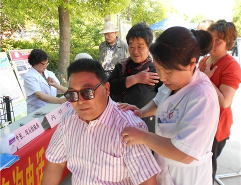 “卫生进社区,相约健康行”二期”
——郑州仁济医院义诊活动走进郑州文庙文化广场