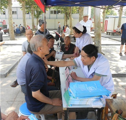 我院义诊活动,走进新郑路法治公园纪实