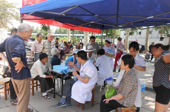 我院义诊活动,走进新郑路法治公园纪实