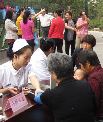 郑州仁济医院举行“重阳节关爱老年人”大型义诊活动