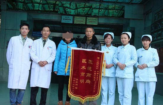 紫荆山百货门前广场被刺伤女子在我院治疗后,今天康复出院