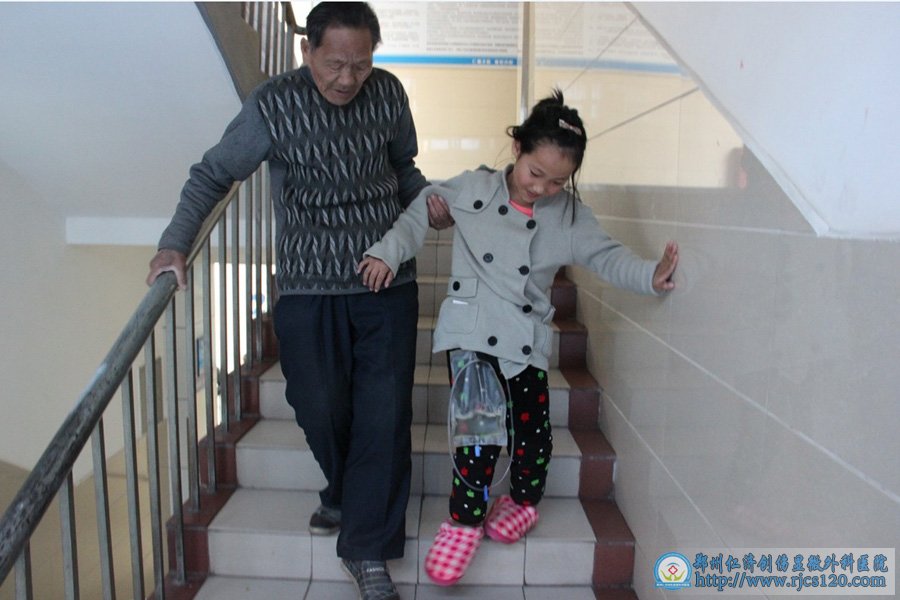 图中女孩就是小凤献,活泼、可爱、开朗的花季少女,因为出生缺陷,一个月大就被遗弃,现在患上双足畸形,难以站立,还因尿道感染且双肾积水,背着个尿袋。图中爱心爷爷年近80,照顾小凤献已十年,几乎没有经济来源,俩人已是相依为命。