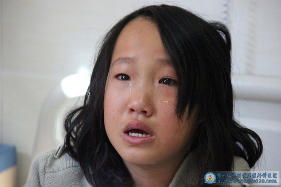 年前,小凤献因先天性脊柱裂,术后出现双足内翻畸形,现在左足面长由于时间磨损,有局部溃疡。1年前,因尿道感染致双肾积水,现在尿道通过造瘘排尿,这个需要定期复查,如果能有一家医院愿意接受小凤献,并为其治疗,恢复好的话,可以吧造瘘去掉。就差这一步,小凤献完完全全地就是一个正常人了。