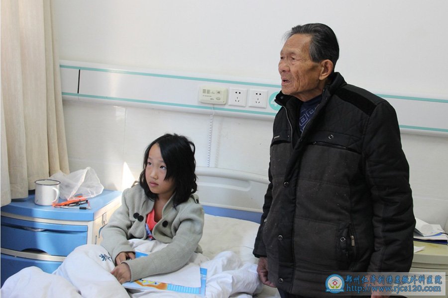 十年前,宁陵县程兴友爷爷的老伴外出玩的时候捡到小凤献,现在老伴已经去世5年了,临终老伴给程爷爷交代,只要孩子还活着,就不能放弃。这十年,程爷爷不离不弃,相依为命,承受各方压力,坚持把小凤献抚养成人。