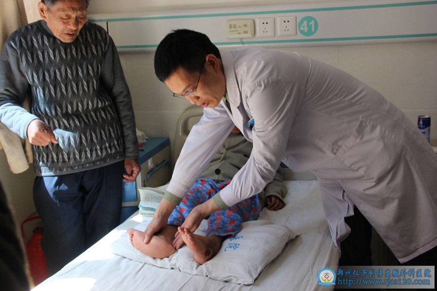 谢书强副院长为小凤献检查病情,并给记者介绍治疗方案,将先对左脚破皮处给与治疗,然后纠正。