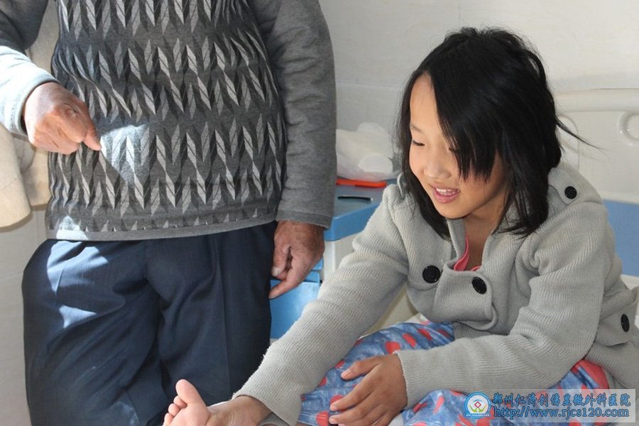 小凤献听到谢书强院长说,等到自己做完手术,恢复一段时间,自己就可以完全像正常人一样行走自如,小凤献摸着自己的脚咯咯地笑个不停。