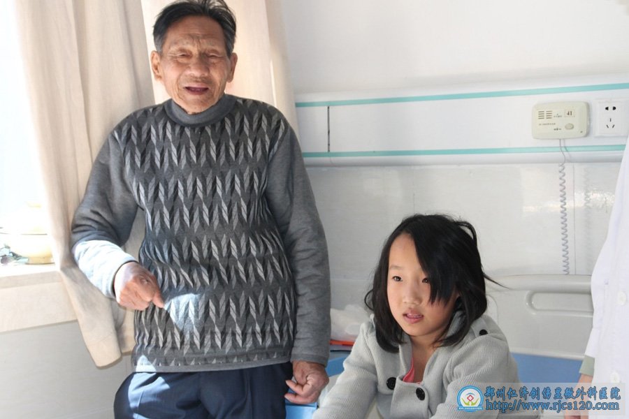 程爷爷有了慧心的笑容,医院的全体医护人员不断为小凤献送来了吃的、喝的、还有玩具、衣服、等各种零食。