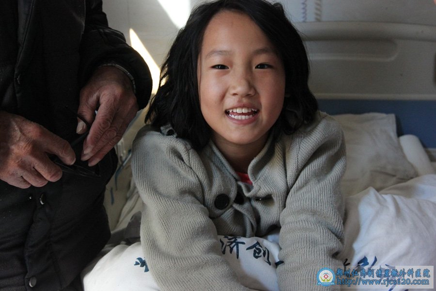 记者问起小凤献较喜欢做什么,小凤献开心地笑笑称,喜欢喝小伙伴一起玩耍