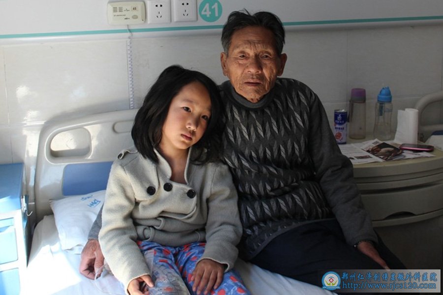 小凤献每当依偎在爷爷怀里时,感到较幸福,较有放心感,她较大的梦想就是以后能好好孝顺爷爷,给爷爷买好吃的。