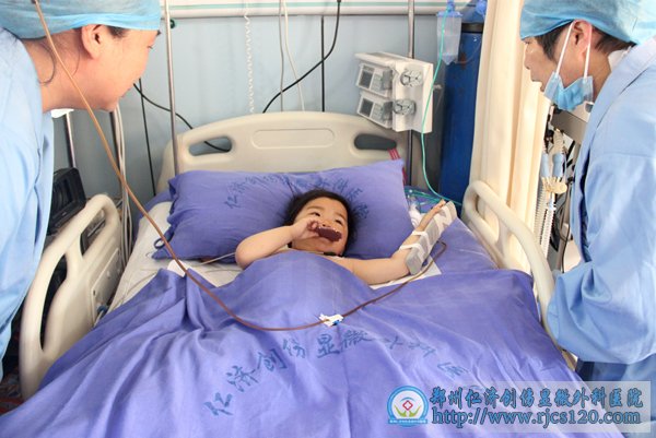 寻求车祸中幸存小女孩家人的较新情况:小女孩找到家人,但是父亲下落不明