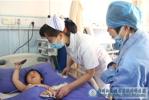 寻求车祸中幸存小女孩家人的较新情况:小女孩找到家人,但是父亲下落不明