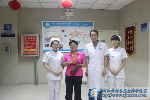 王宏鑫主任为牛姨颁发“康复毕业证书”