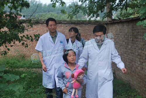 郑州仁济医院组织专家 下乡为小凤献复查