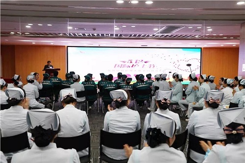 徐院长宣读表彰名单.jpg 徐院长宣读表彰名单.jpg