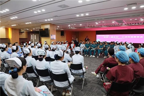 徐院长带领护理团队高喊“加油!加油!仁济加油!”.jpg 徐院长带领护理团队高喊“加油!加油!仁济加油!”.jpg